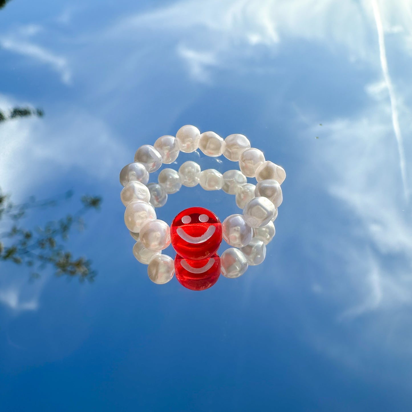 Perlenring "Riley" aus weißen Kunstperlen mit rotem Smiley