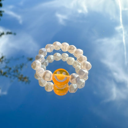 Perlenring "Riley" aus weißen Kunstperlen mit orangefarbenem Smiley
