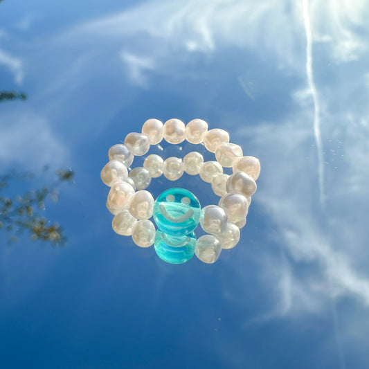 Perlenring "Riley" aus weißen Kunstperlen mit blauem Smiley