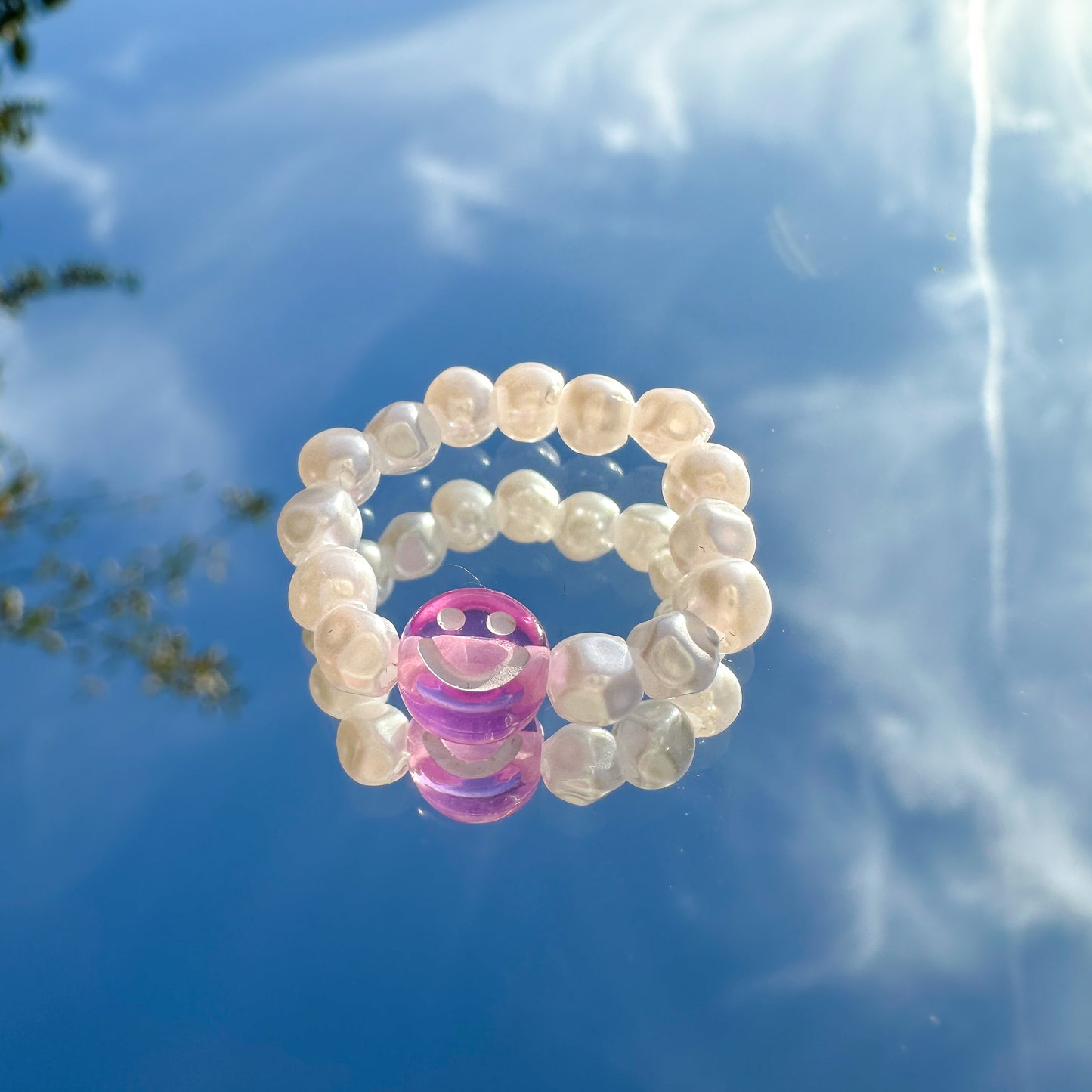 Perlenring "Riley" aus weißen Kunstperlen mit lila Smiley