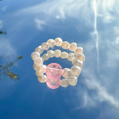 Perlenring "Riley" aus weißen Kunstperlen mit rosa Smiley