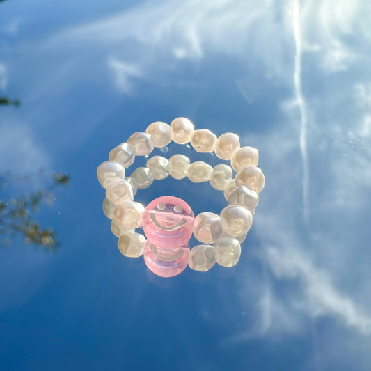 Perlenring "Riley" aus weißen Kunstperlen mit rosa Smiley
