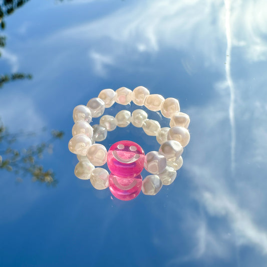 Perlenring "Riley" aus weißen Kunstperlen mit pinkem Smiley