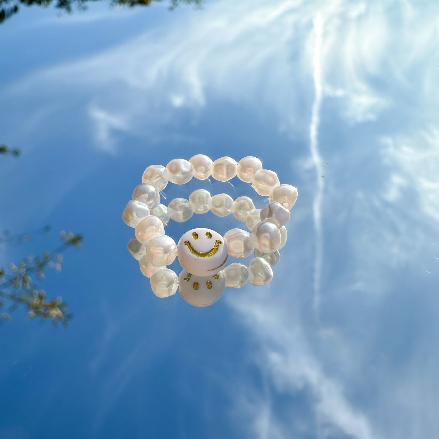 Perlenring "Riley" aus weißen Kunstperlen mit weiß-goldenem Smiley