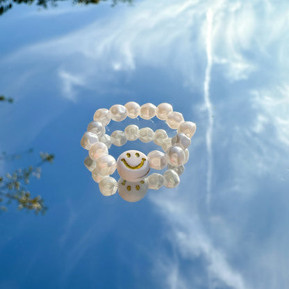 Perlenring "Riley" aus weißen Kunstperlen mit weiß-goldenem Smiley