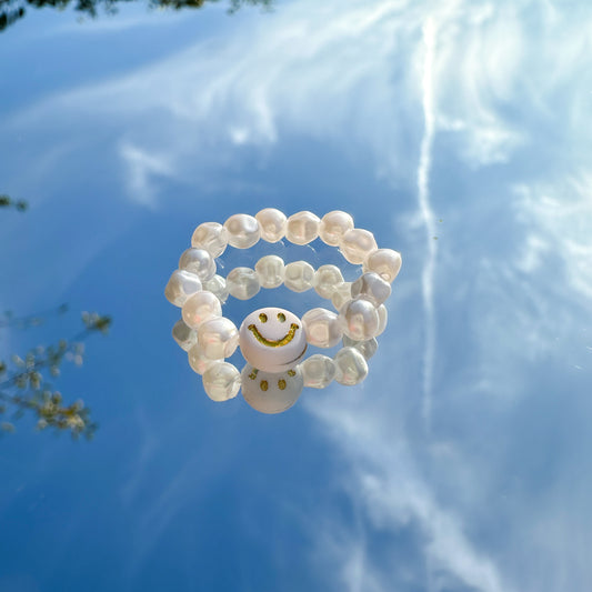 Perlenring "Riley" aus weißen Kunstperlen mit weiß-goldenem Smiley