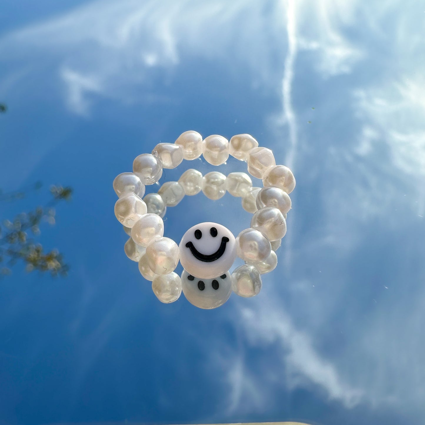 Perlenring "Riley" aus weißen Kunstperlen mit weißem Smiley