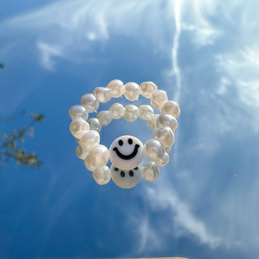 Perlenring "Riley" aus weißen Kunstperlen mit weißem Smiley