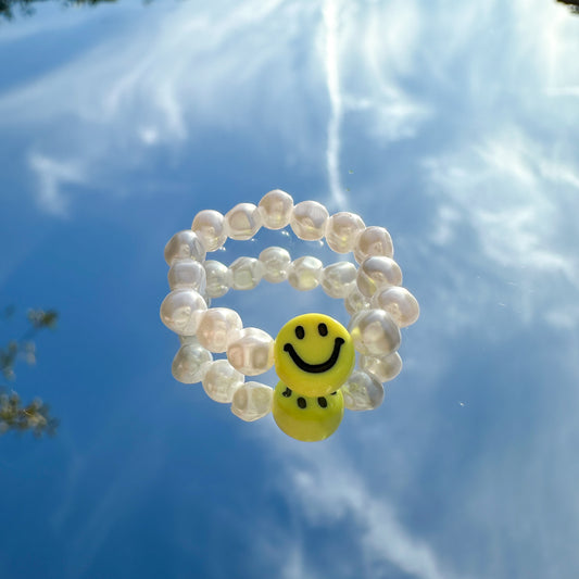 Perlenring "Riley" aus weißen Kunstperlen mit neongelbem Smiley