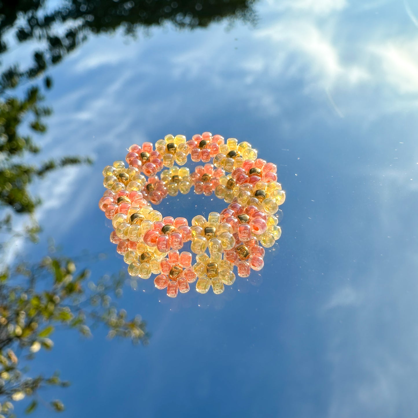Blumenring "Rosy" aus Glasperlen in Apricot und Hellgelb