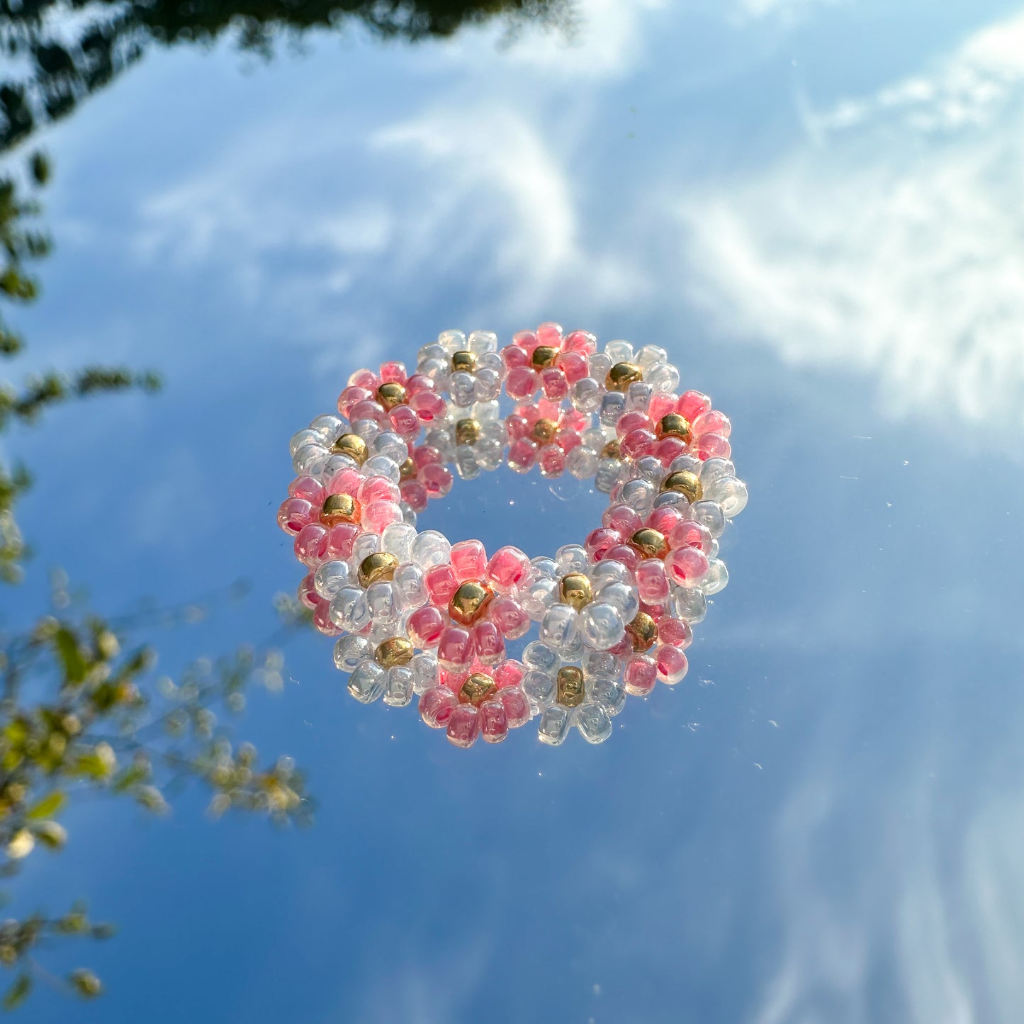 Blumenring "Rosy" aus Glasperlen in Hellblau und Rosa