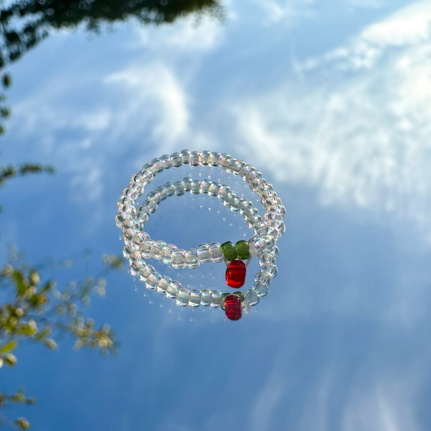 Perlenring "Emily" aus transparenten Glasperlen mit Erdbeere