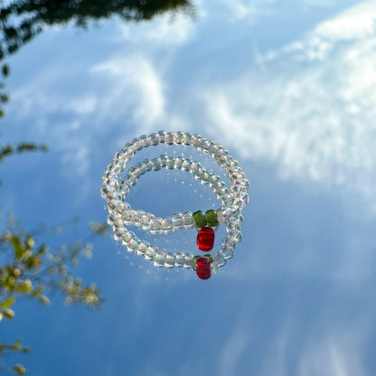 Perlenring "Emily" aus transparenten Glasperlen mit Erdbeere