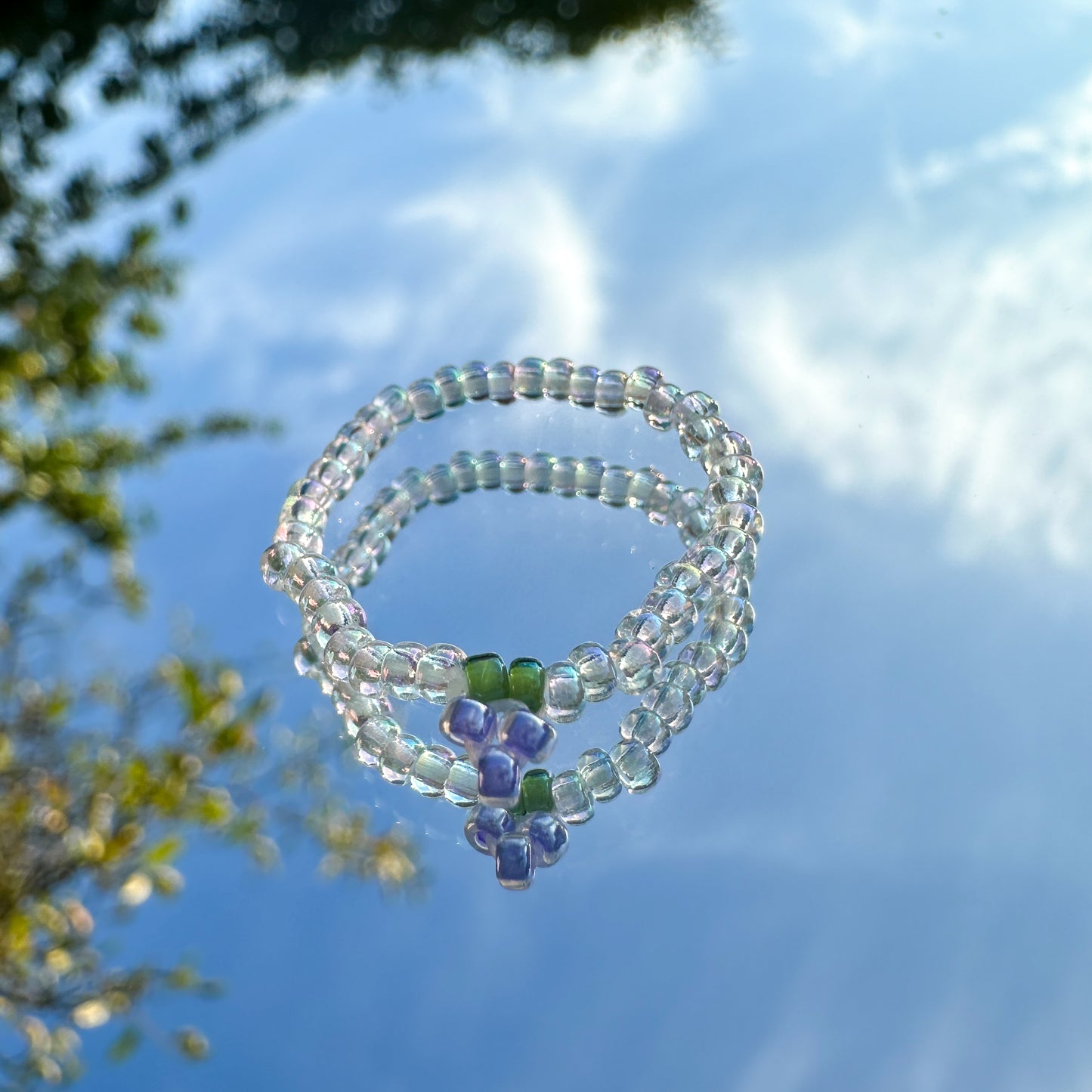 Perlenring "Emily" aus transparenten Glasperlen mit Heidelbeeren