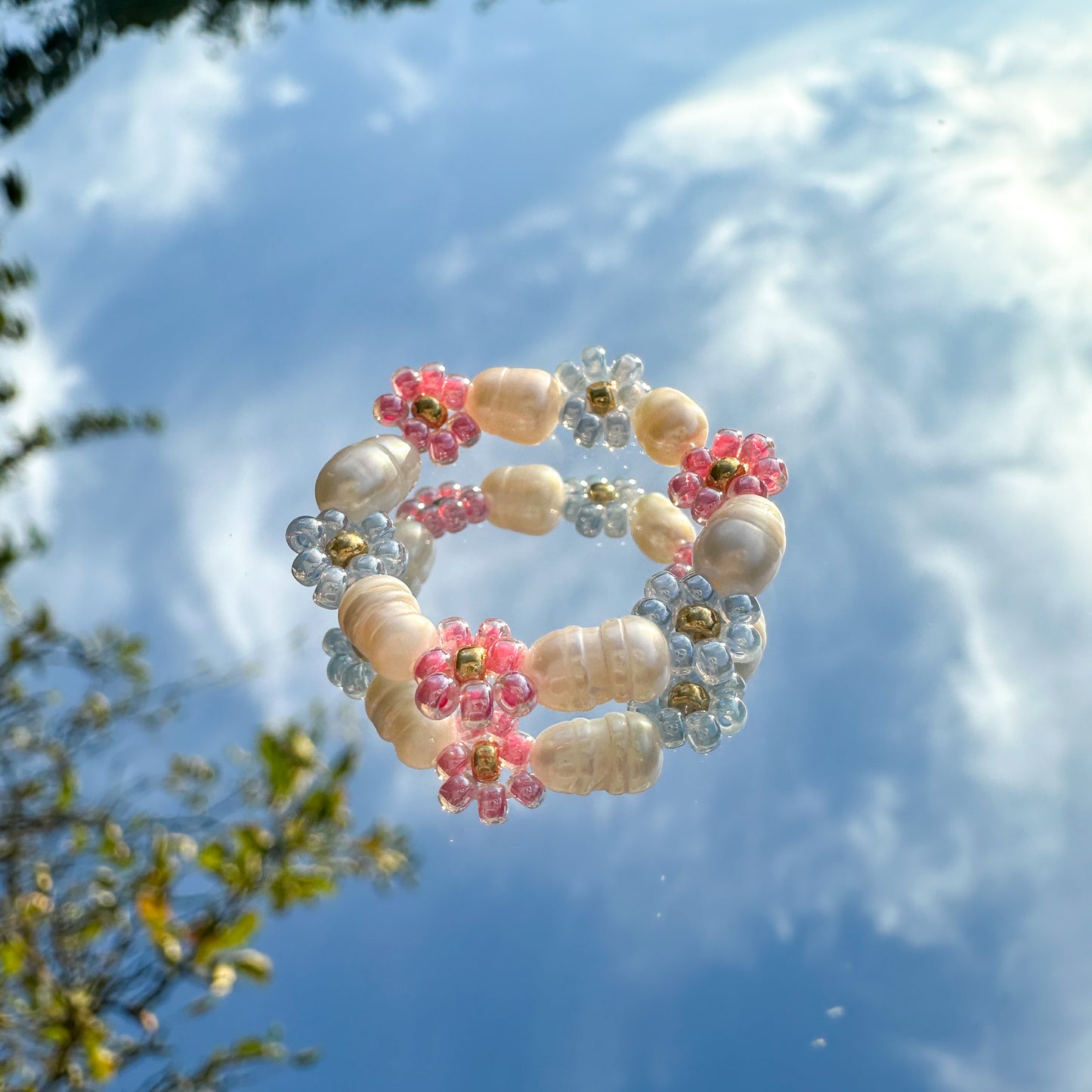 Blumenring "Blossom" aus Süßwasserperlen und Glasperlen in Hellblau und Rosa