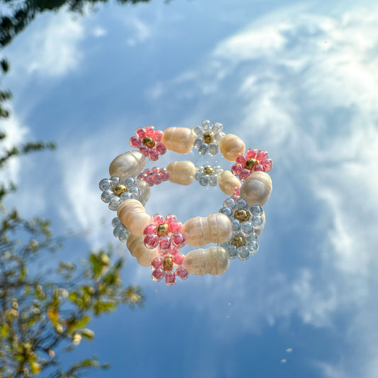 Blumenring "Blossom" aus Süßwasserperlen und Glasperlen in Hellblau und Rosa