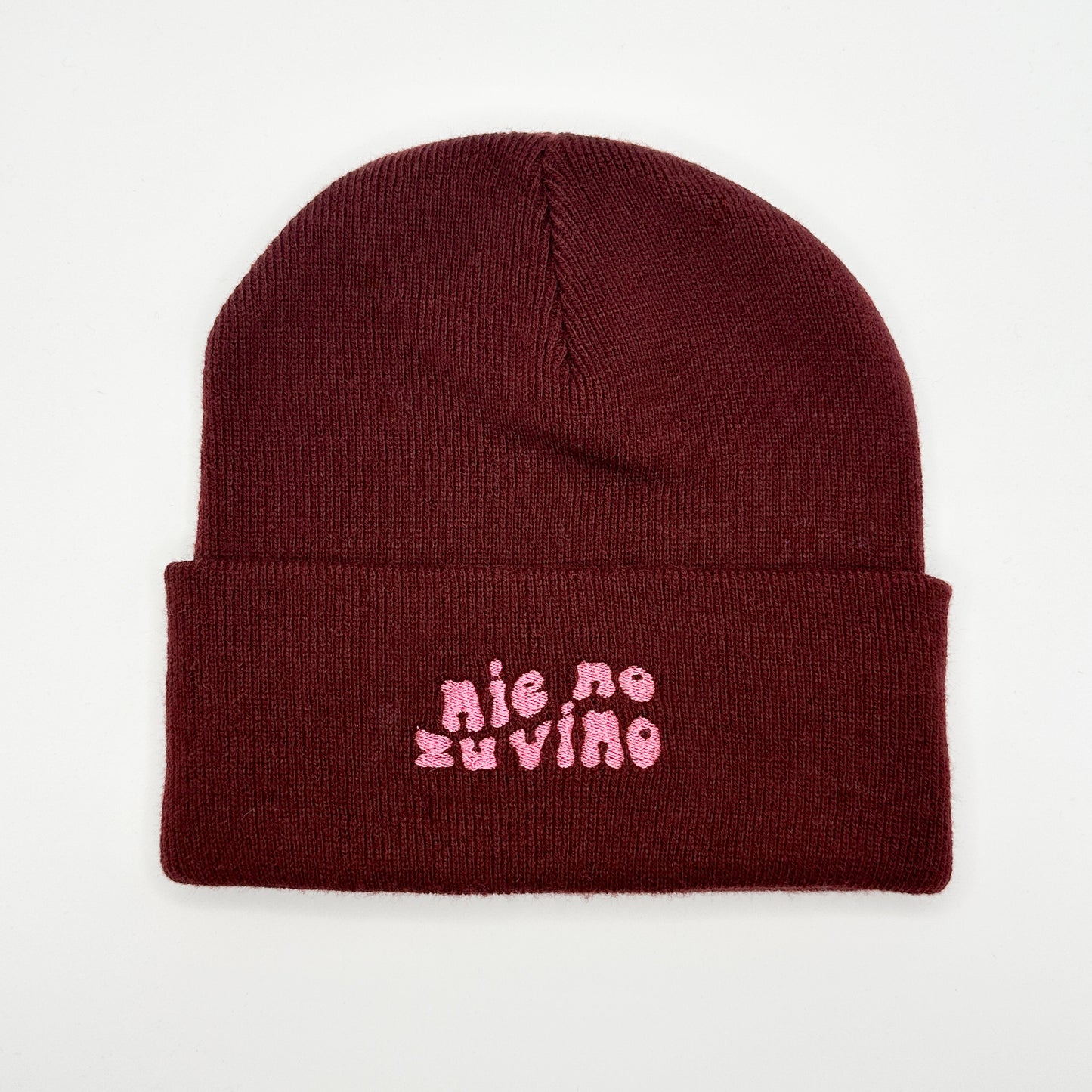 Beanie Mütze in Weinrot mit Stick „Nie no zu vino.“