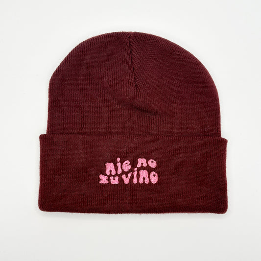 Beanie Mütze in Weinrot mit Stick „Nie no zu vino.“