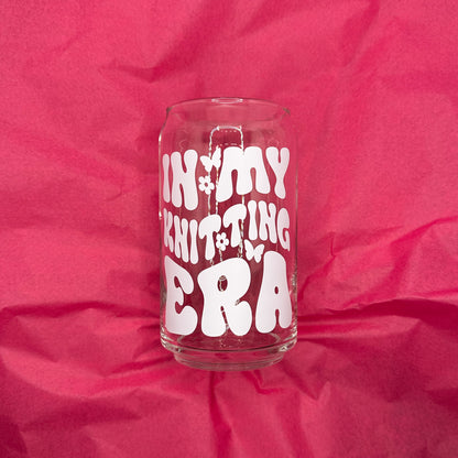 Can Glas mit Druck „In My Knitting Era“
