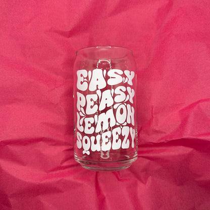 Can Glas mit Druck „Easy Peasy Lemon Squeezy“