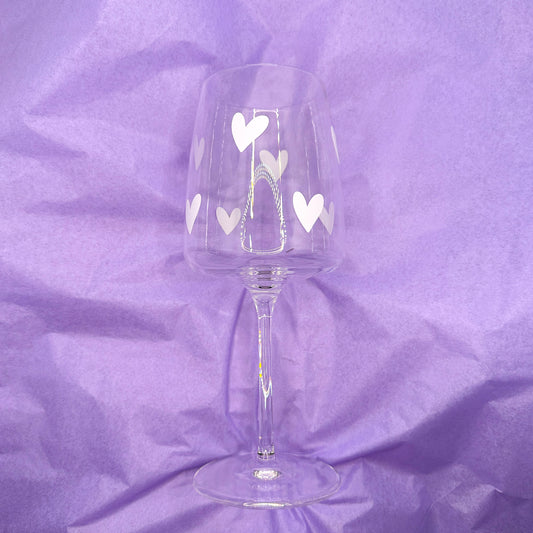 Weinglas mit Druck „Weiße Herzen“