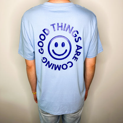 Unisex T-Shirt in Blau mit Backprint „Good things are coming“