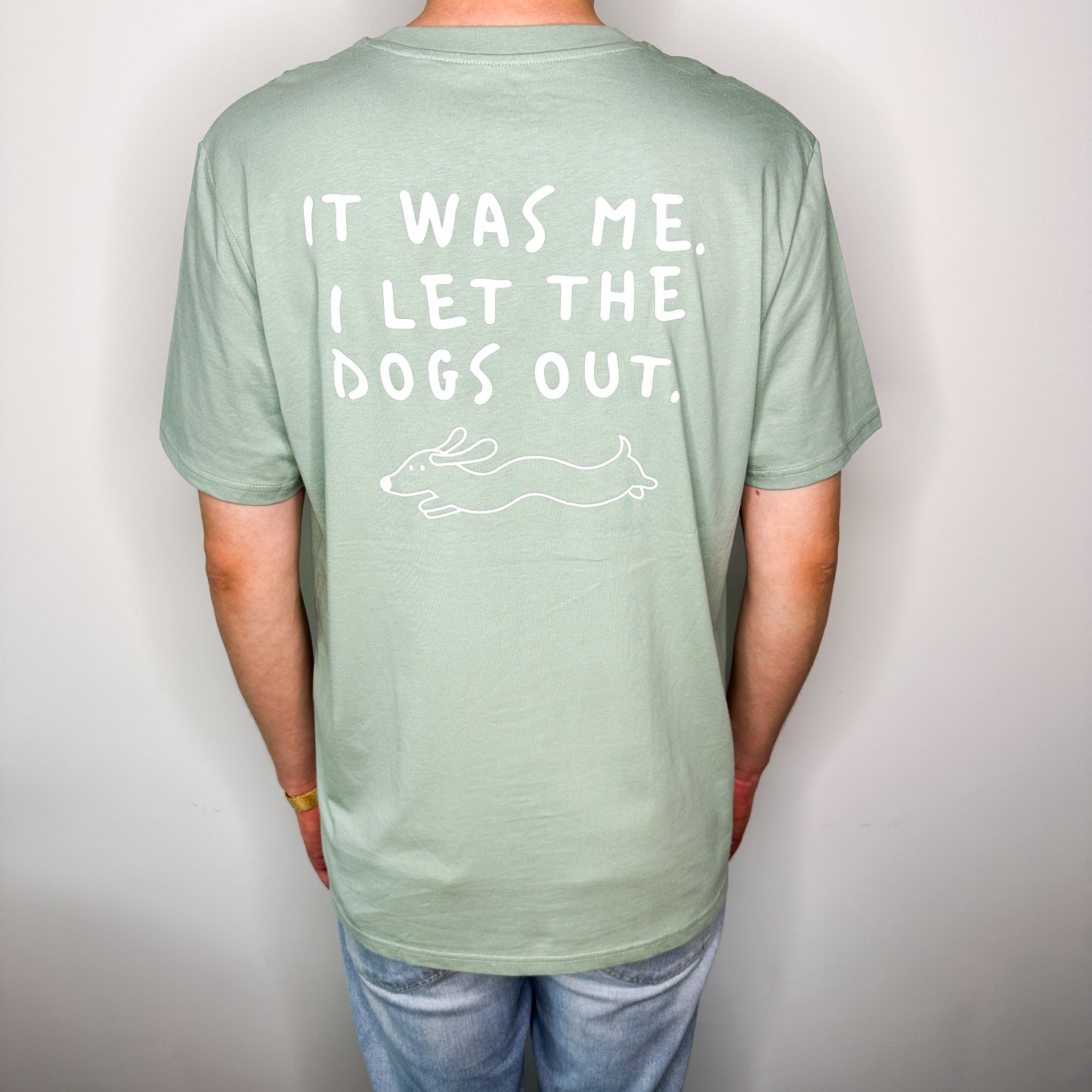 Unisex T-Shirt in Grün mit Backprint „I let the dogs out“