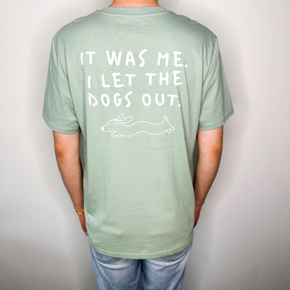 Unisex T-Shirt in Grün mit Backprint „I let the dogs out“