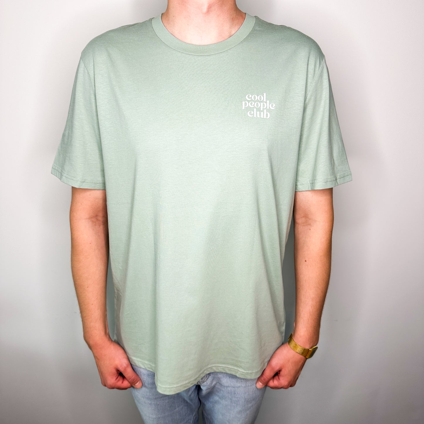 Unisex T-Shirt in Grün mit Backprint „I let the dogs out“