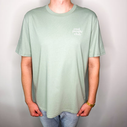 Unisex T-Shirt in Grün mit Backprint „I let the dogs out“