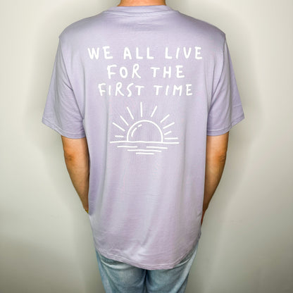 Unisex T-Shirt in Flieder mit Backprint „We all live for the first time“