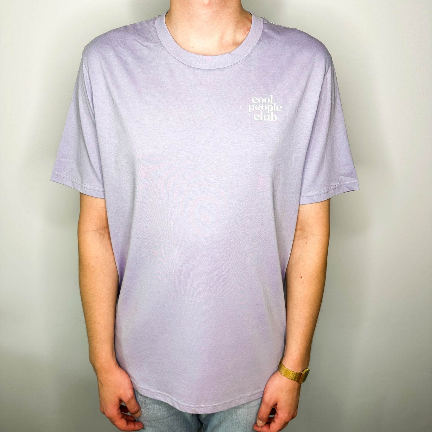 Unisex T-Shirt in Flieder mit Backprint „We all live for the first time“