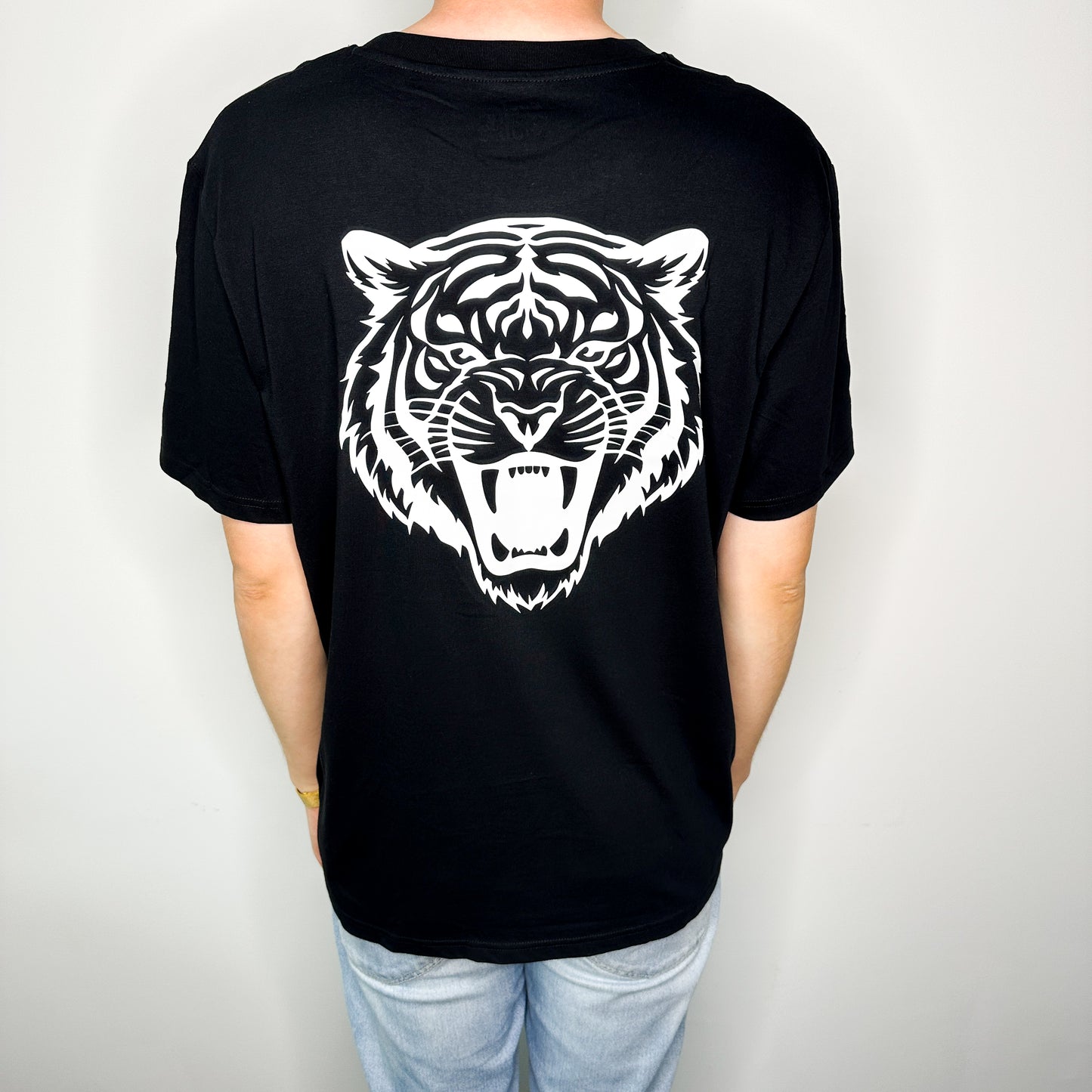 Unisex T-Shirt in Schwarz mit Backprint Tigerkopf