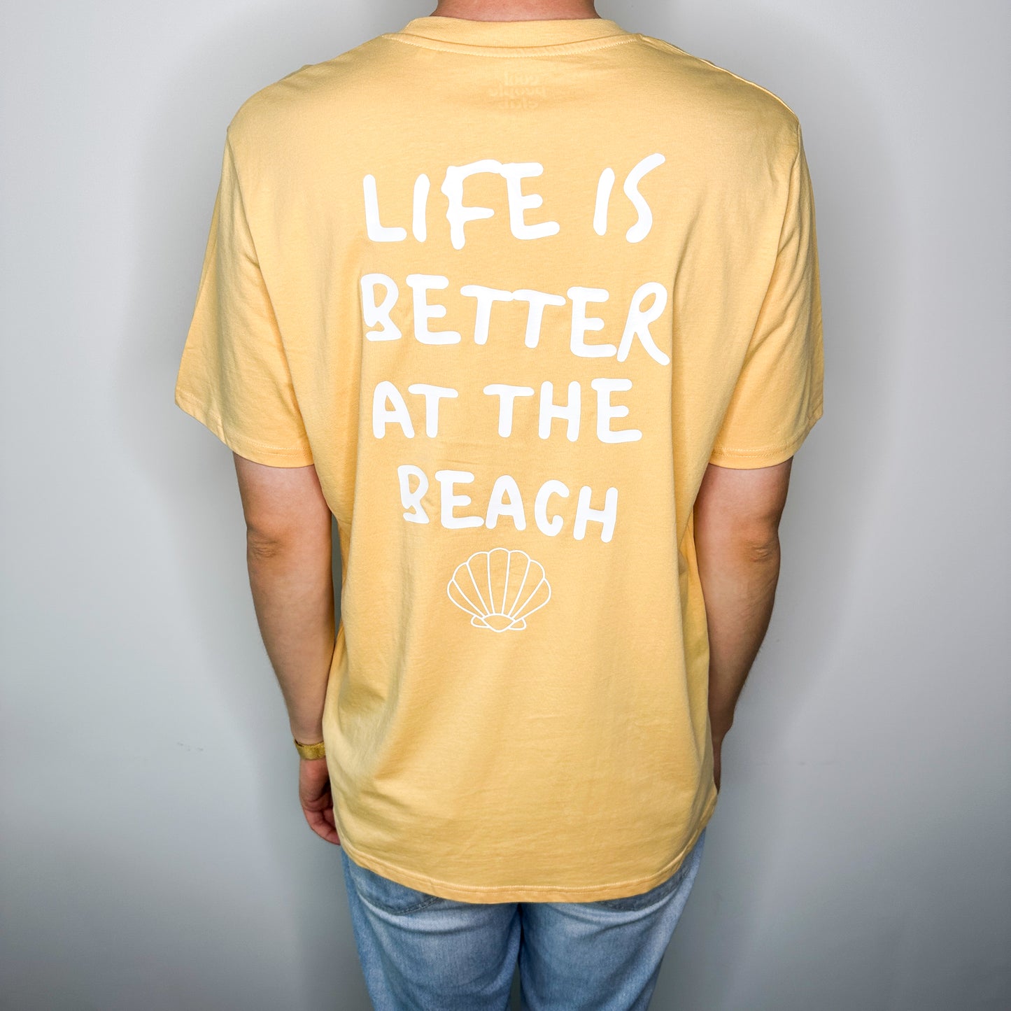Unisex T-Shirt in Gelb mit Backprint „Life is better at the beach“