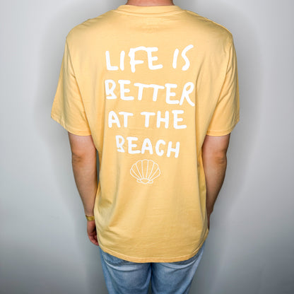 Unisex T-Shirt in Gelb mit Backprint „Life is better at the beach“