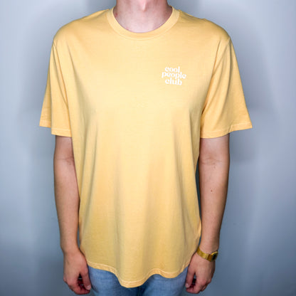 Unisex T-Shirt in Gelb mit Backprint „Life is better at the beach“