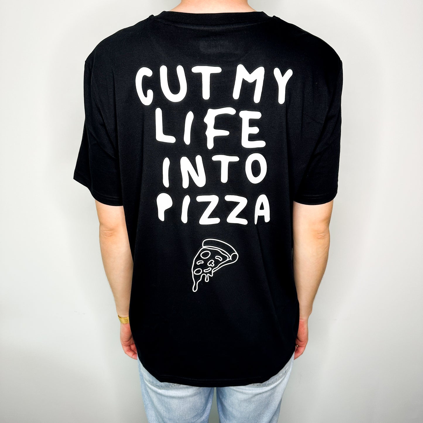 Unisex T-Shirt in Schwarz mit Backprint „Cut my life into Pizza“