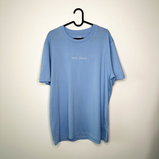 Unisex T-Shirt in Blau mit Stick „Easy peasy“
