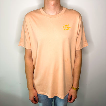 Unisex T-Shirt in Apricot mit Backprint „Holy Aperoli“
