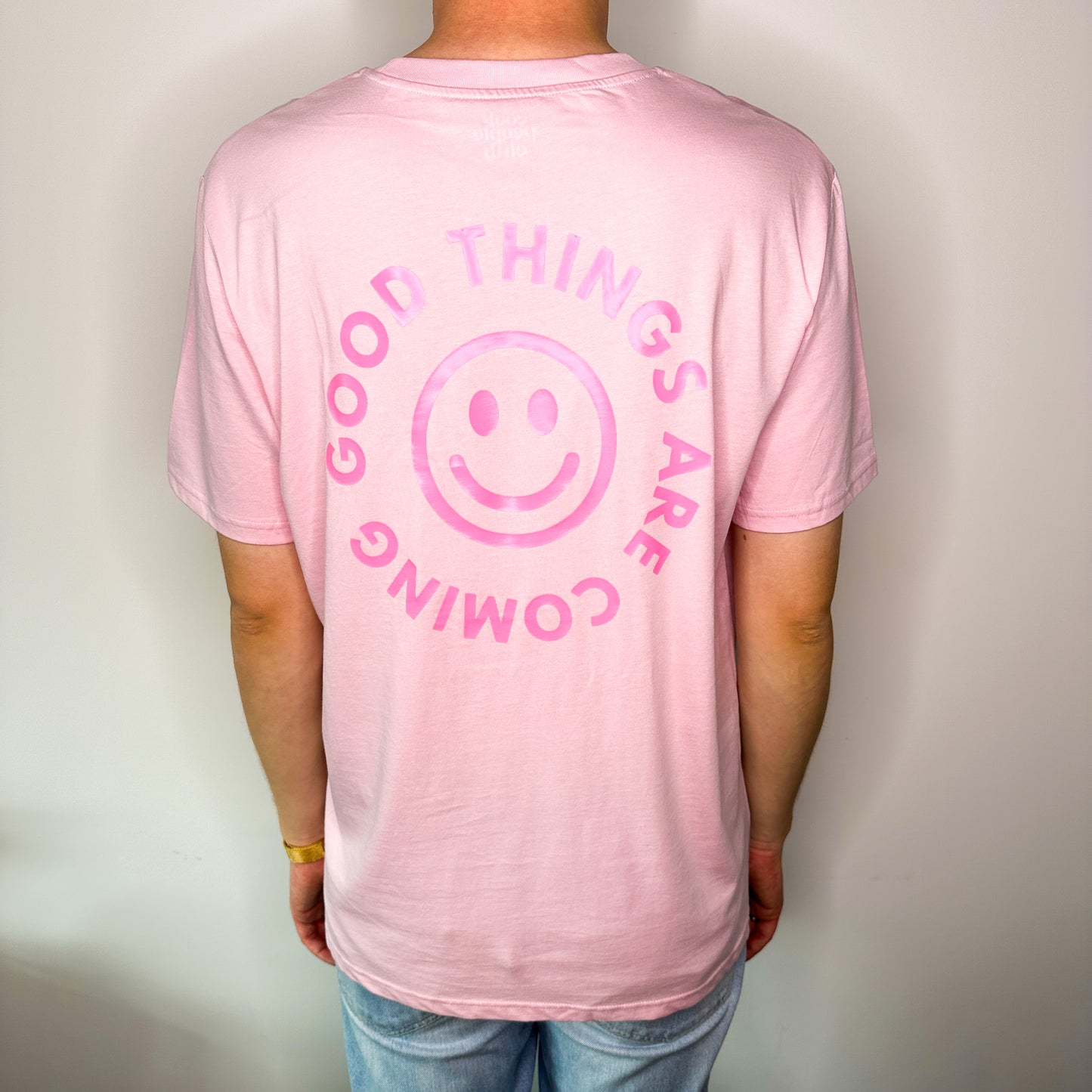 Unisex T-Shirt in Pink mit Backprint „Good things are coming“
