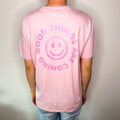 Unisex T-Shirt in Pink mit Backprint „Good things are coming“