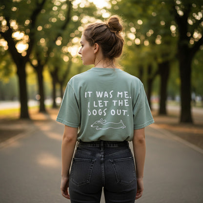 Unisex T-Shirt in Grün mit Backprint „I let the dogs out“