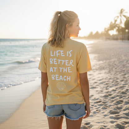 Unisex T-Shirt in Gelb mit Backprint „Life is better at the beach“