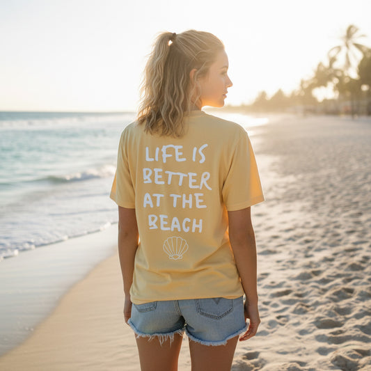 Unisex T-Shirt in Gelb mit Backprint „Life is better at the beach“