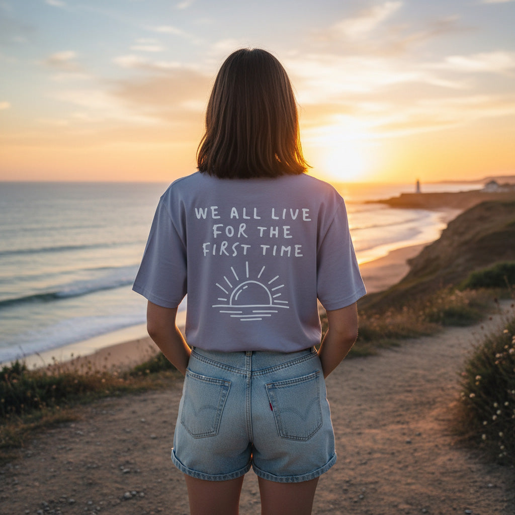 Unisex T-Shirt in Flieder mit Backprint „We all live for the first time“