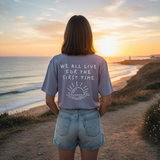 Unisex T-Shirt in Flieder mit Backprint „We all live for the first time“