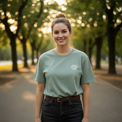 Unisex T-Shirt in Grün mit Backprint „I let the dogs out“