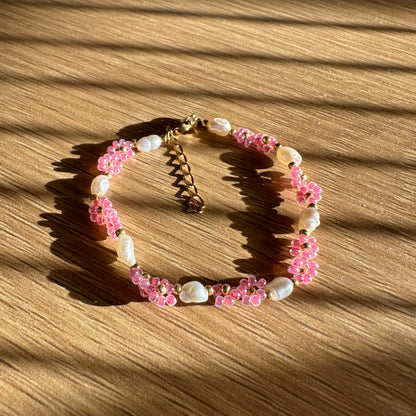 Blumen-Armband "Lia" aus Süßwasserperlen und Glasperlen in Rosa