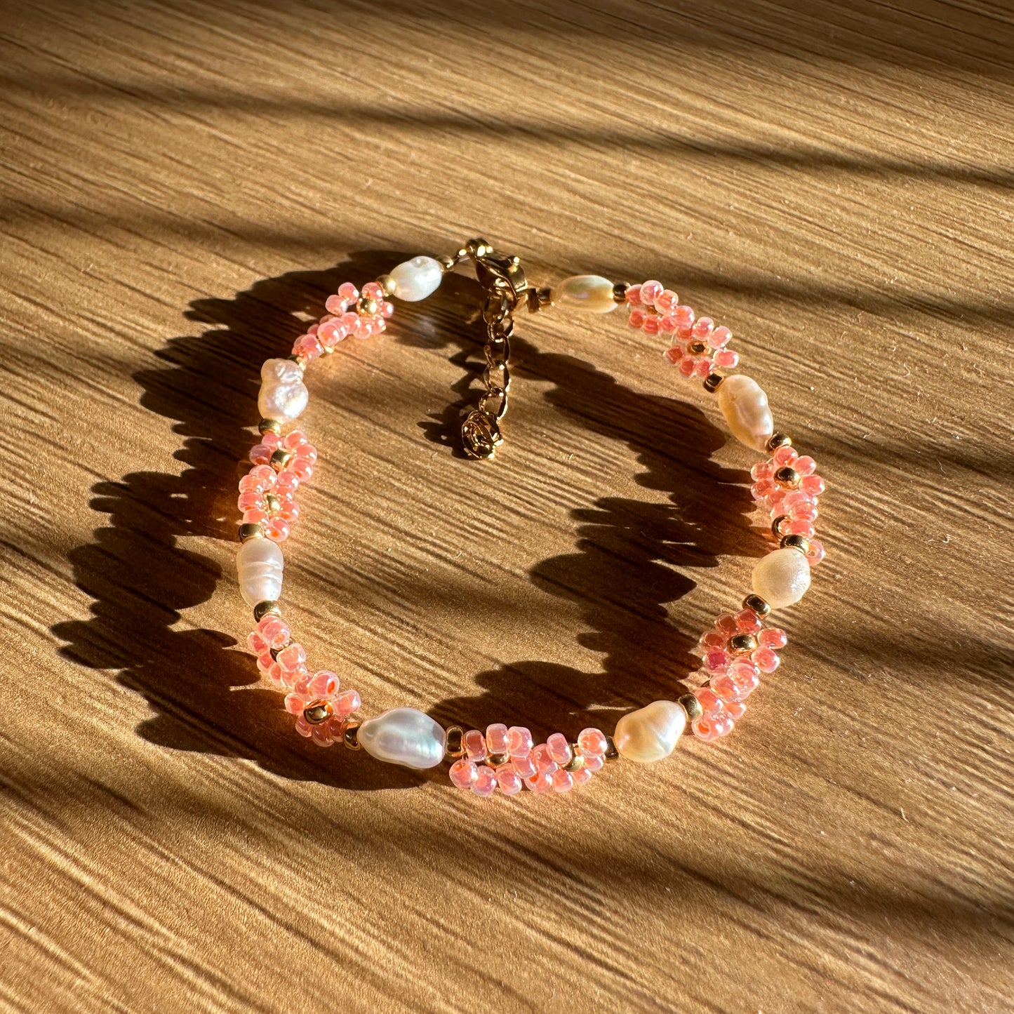 Blumen-Armband "Lia" aus Süßwasserperlen und Glasperlen in Apricot