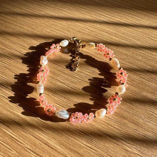 Blumen-Armband "Lia" aus Süßwasserperlen und Glasperlen in Apricot